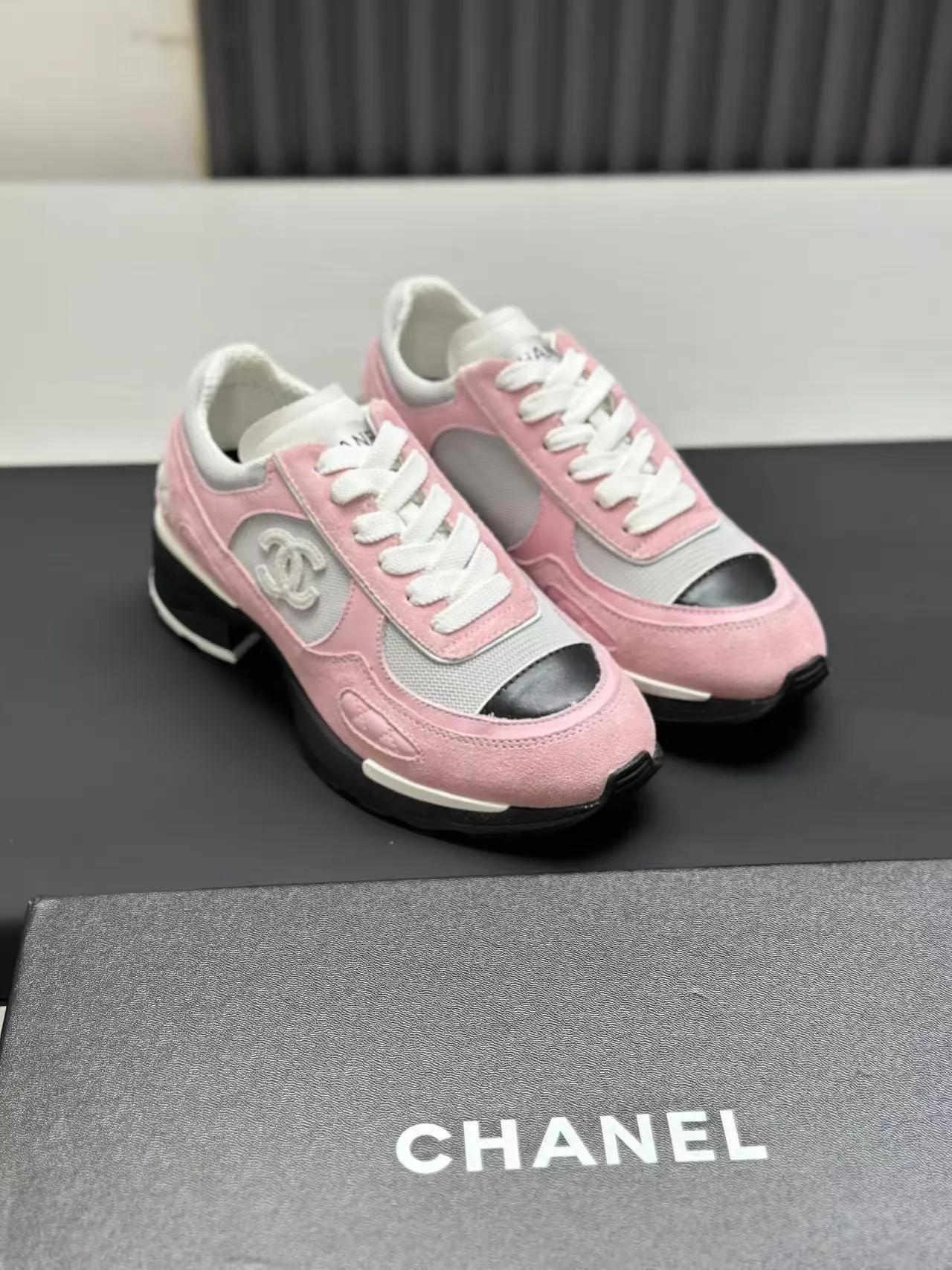 Men's shoes 💰620💰Women's 🚺 Chanel Panda shoes! 2025 counter top casual sports shoes This classic design; the upper is in the style of electric embroidery with various techniques; the outsole is fashionable and sporty; the unusual inclusion of a variety of color matching elements... The diversified mix and match is very good-looking and versatile, and can be used for leisure, fashion, sports, and outdoor... ꫛꫀꪝ Go➫ Materials: ❶Upper made of: original imported first-layer silk cowhide + original waterproof cloth + original first-layer cowhide ❷Inner use: Original Yangli+wang ❸ Outsole based on: Original TPU combination outsole Special counter boutique packaging complete set for women 35–41